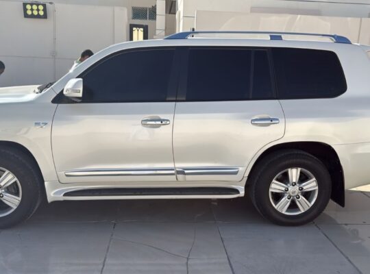 Toyota Land cruiser VXR 5.7 full option 2014 Gcc