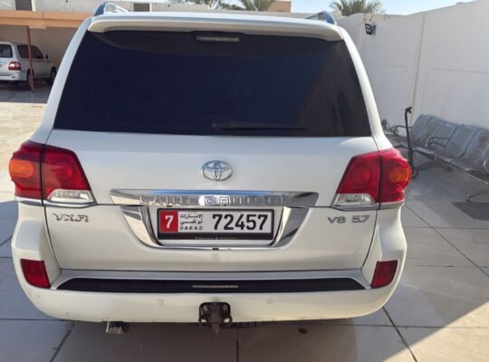 Toyota Land cruiser VXR 5.7 full option 2014 Gcc