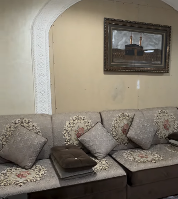 للبيع جلسة فاخرة لحوالي 20 شخص