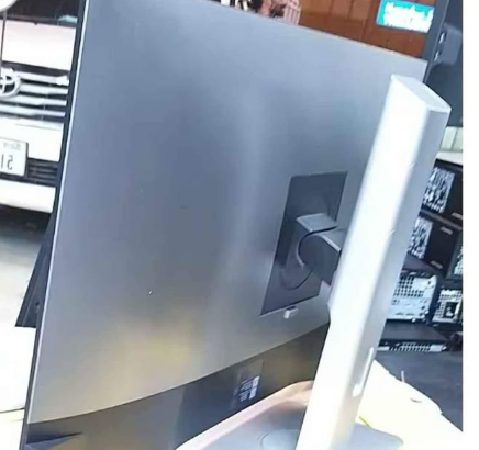 27 inc Dell 2K UltraSharp Super Sleem QHD LED Moni