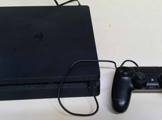 PS4 slim with 1 cd and controller for sale