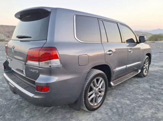 Lexus LX570 full option 2013 Gcc for sale