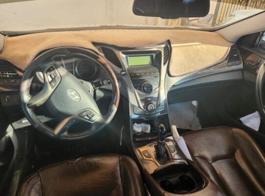 Hyundai Azira 2013 Gcc full option for sale