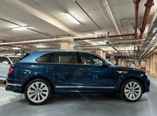 Bentley Bentayga Azure 2023 Gcc fully loaded