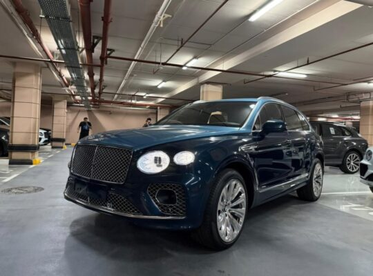 Bentley Bentayga Azure 2023 Gcc fully loaded