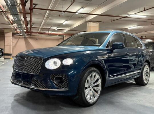 Bentley Bentayga Azure 2023 Gcc fully loaded