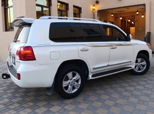 Toyota Land cruiser VXR 5.7L full option 2015 Gcc