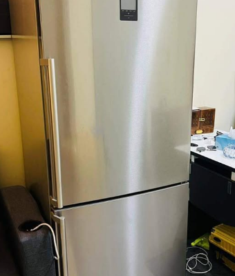 Seimens IQ 700 top fredge bottom freezer for sale