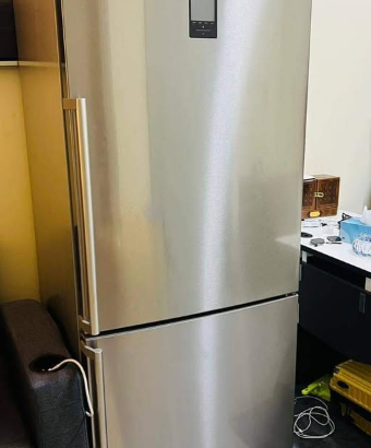 Seimens IQ 700 top fredge bottom freezer for sale