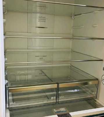 Seimens IQ 700 top fredge bottom freezer for sale