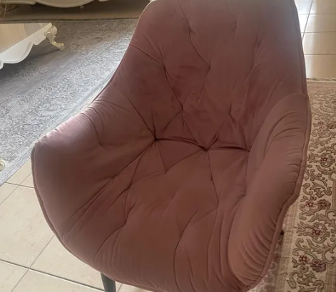 للبيع 4 كراسي سفرة شبه جديدة