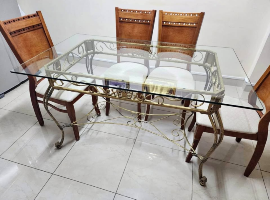 Dining table Like new for sale