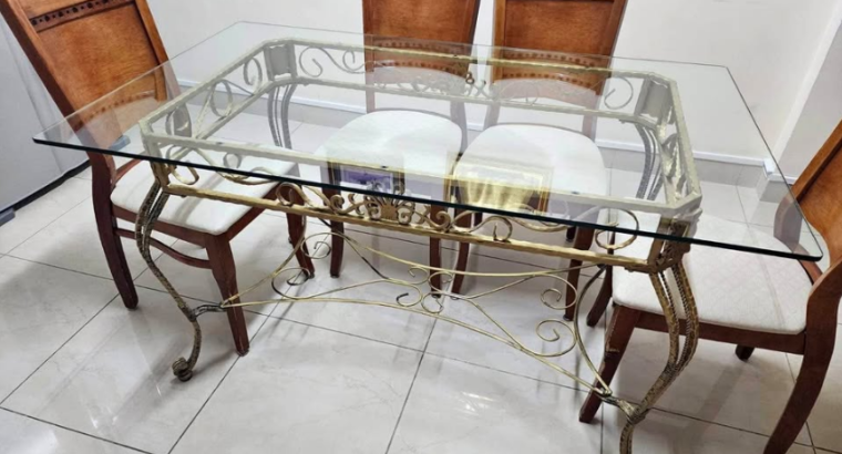 Dining table Like new for sale