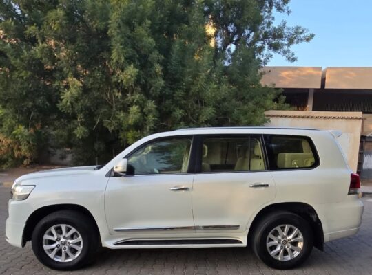 Toyota Land cruiser GXR 5.7L full option 2016