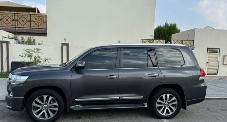 Toyota Land cruiser Exr 5.7L full option 2017 Gcc