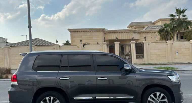 Toyota Land cruiser Exr 5.7L full option 2017 Gcc