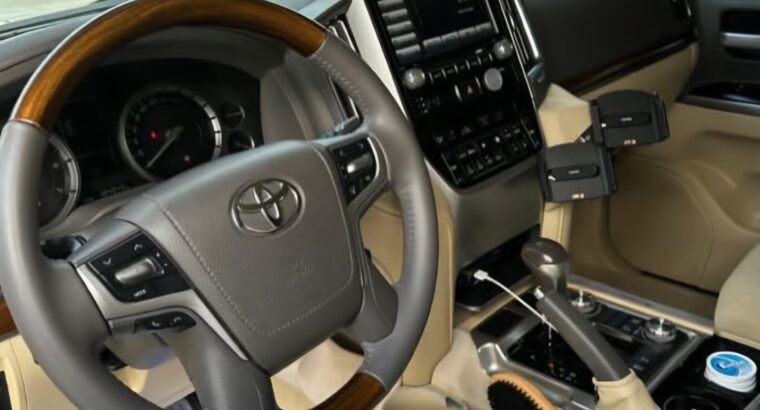 Toyota Land cruiser Exr 5.7L full option 2017 Gcc