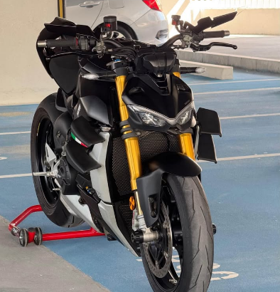 ducati v4s street fighter 2022 Gcc for sale
