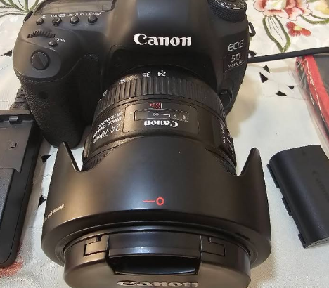 Canon 5D mark IV BODY with 24 70 mm F4 LENS For Sa