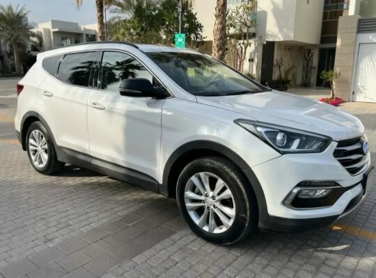 Hyundai Santa Fe 2017 Gcc in good condition