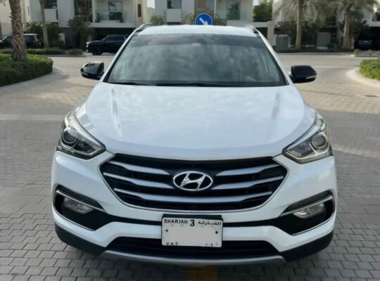 Hyundai Santa Fe 2017 Gcc in good condition