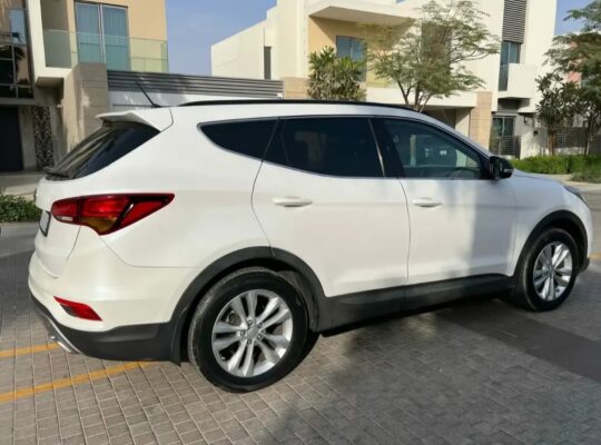 Hyundai Santa Fe 2017 Gcc in good condition