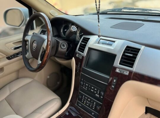 Cadillac Escalade 2011 full option Gcc for sale