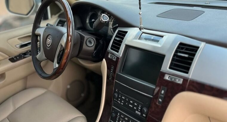 Cadillac Escalade 2011 full option Gcc for sale