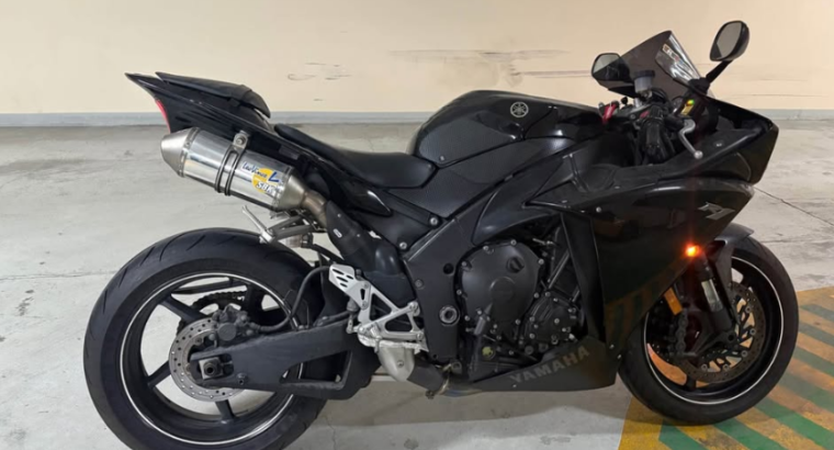 Yamaha R1 2010 in good condition for sale