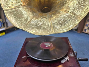 Beautiful ANTIQUE FINISH working gramophone for sa