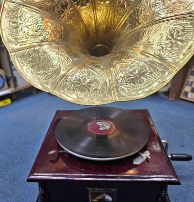 Beautiful ANTIQUE FINISH working gramophone for sa