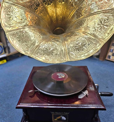 Beautiful ANTIQUE FINISH working gramophone for sa