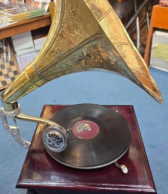 Beautiful ANTIQUE FINISH working gramophone for sa