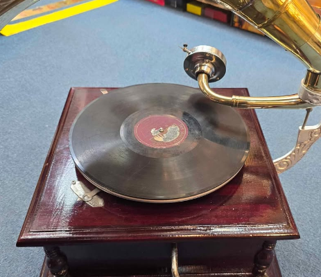 Beautiful ANTIQUE FINISH working gramophone for sa