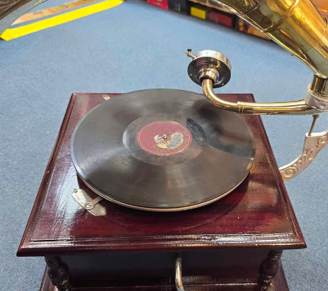 Beautiful ANTIQUE FINISH working gramophone for sa
