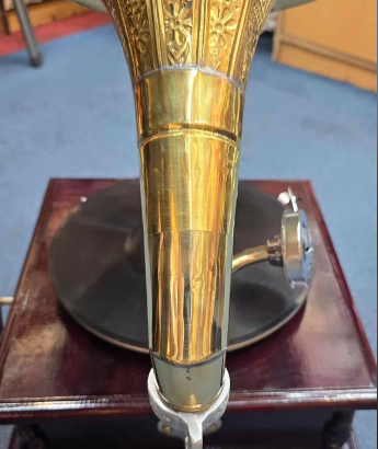 Beautiful ANTIQUE FINISH working gramophone for sa