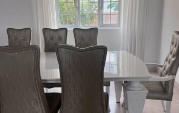 للبيع طاولة طعام مع 6 كراسي