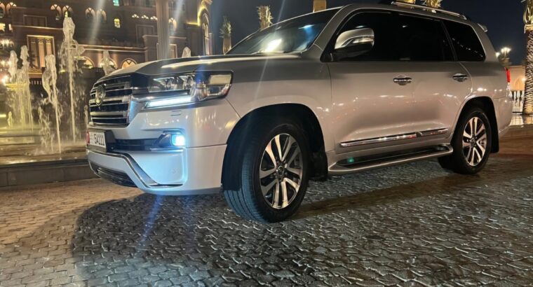 Toyota Land cruiser VXR 5.7L full option 2016
