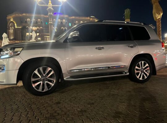 Toyota Land cruiser VXR 5.7L full option 2016