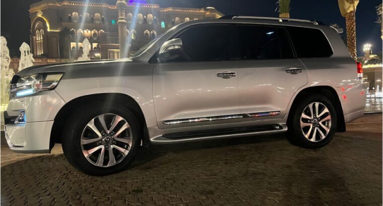 Toyota Land cruiser VXR 5.7L full option 2016