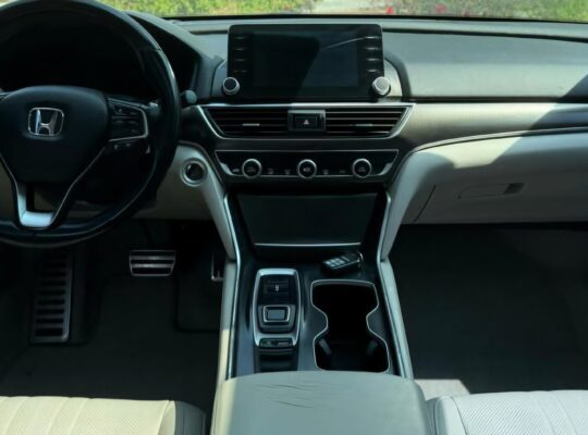 Honda Accord 2.0 full option 2018 Gcc