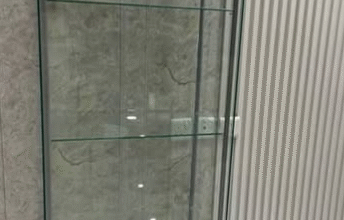 للبيع دولاب زجاج من بابين