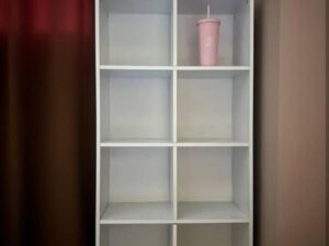 للبيع دولاب مكتبة بحالة ممتازة