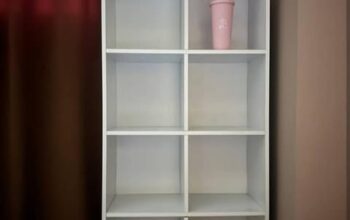 للبيع دولاب مكتبة بحالة ممتازة