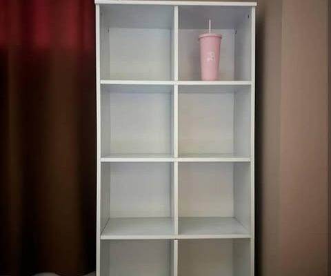 للبيع دولاب مكتبة بحالة ممتازة