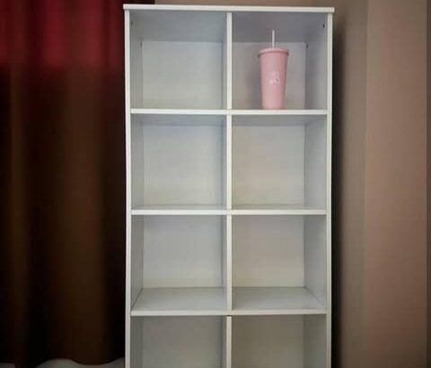 للبيع دولاب مكتبة بحالة ممتازة