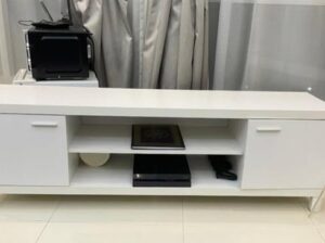 للبيع طاولة تليفزيون بحالة ممتازة