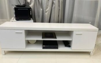 للبيع طاولة تليفزيون بحالة ممتازة