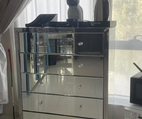 للبيع دولاب كبير عبارة عن ادراج من زجاج وحديد