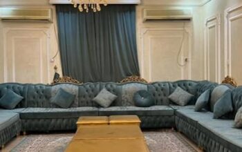 للبيع غرفة جلوس فخمة مع 3 ستائر وزوليتبن